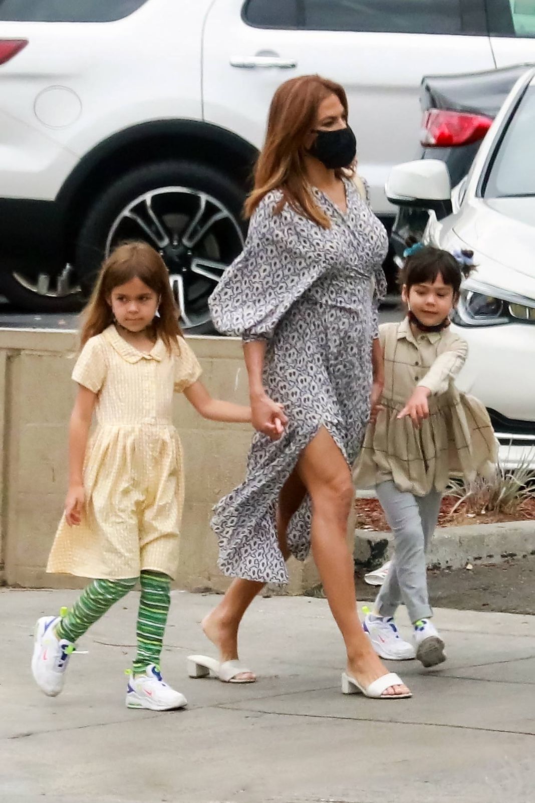 Ева Мендес во время прогулки со своими дочками в Лос-Фелисе
