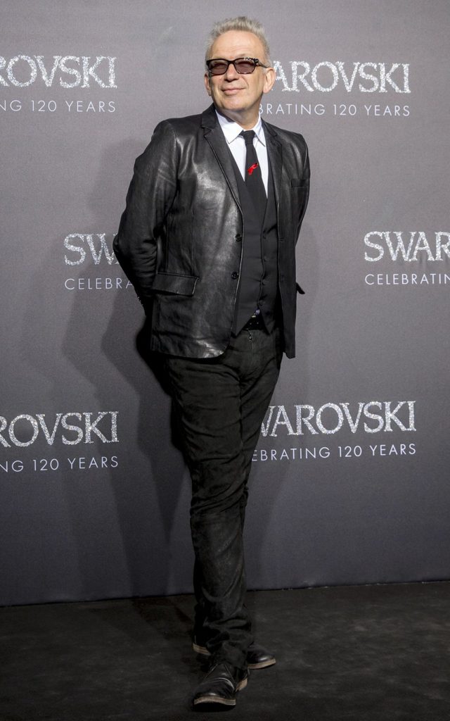 Жан Поль Готье позирует фотографу на «черном» ковре во время открытия «Swarovski Crystal Worlds».