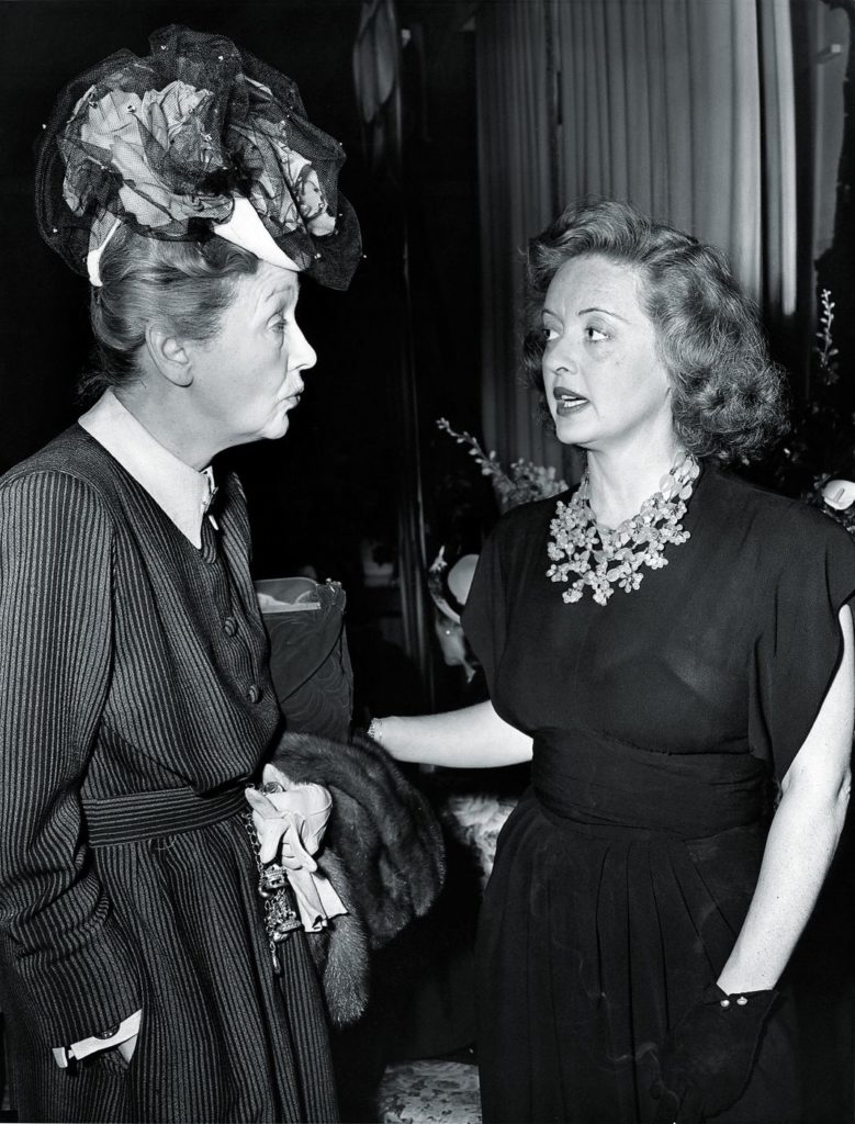 едда Хоппер и актриса Бетт Дэвис на коктейльной вечеринке.