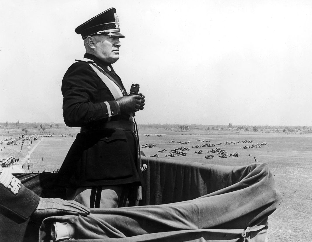 Итальянский диктатор Бенито Муссолини осматривает новый аэропорт Казелле.