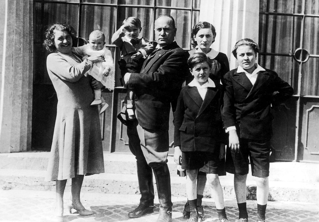 Итальянский диктатор Бенито Муссолини с женой Рашель Гуиди и их пятью детьми.