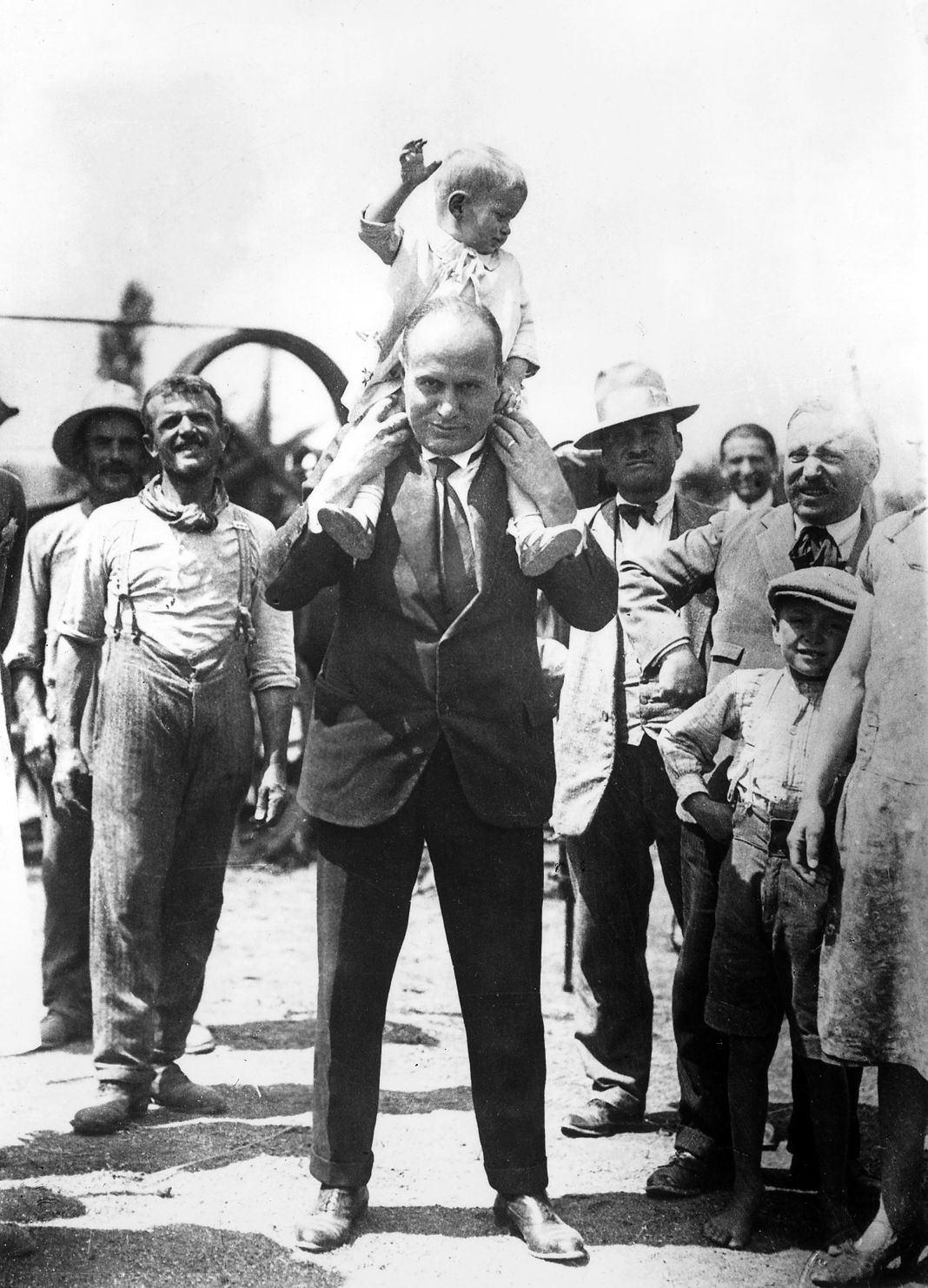Итальянский диктатор Бенито Муссолини со своим младшим сыном Романо.