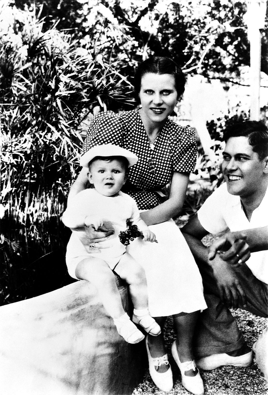 Ив Сен-Лоран с родителями Люсьен и Шарль.