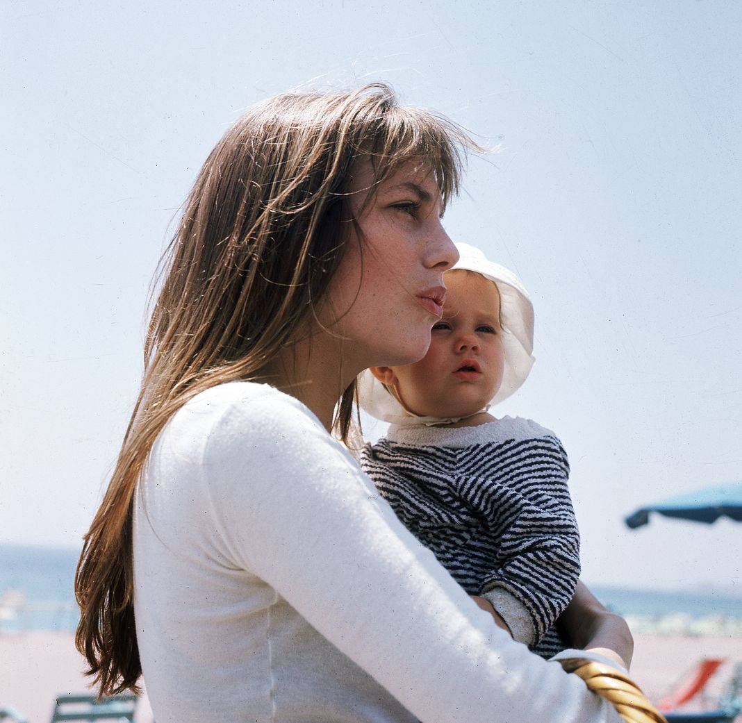 Киноактриса с дочерью Шарлоттой Генсбур, 1972 г.