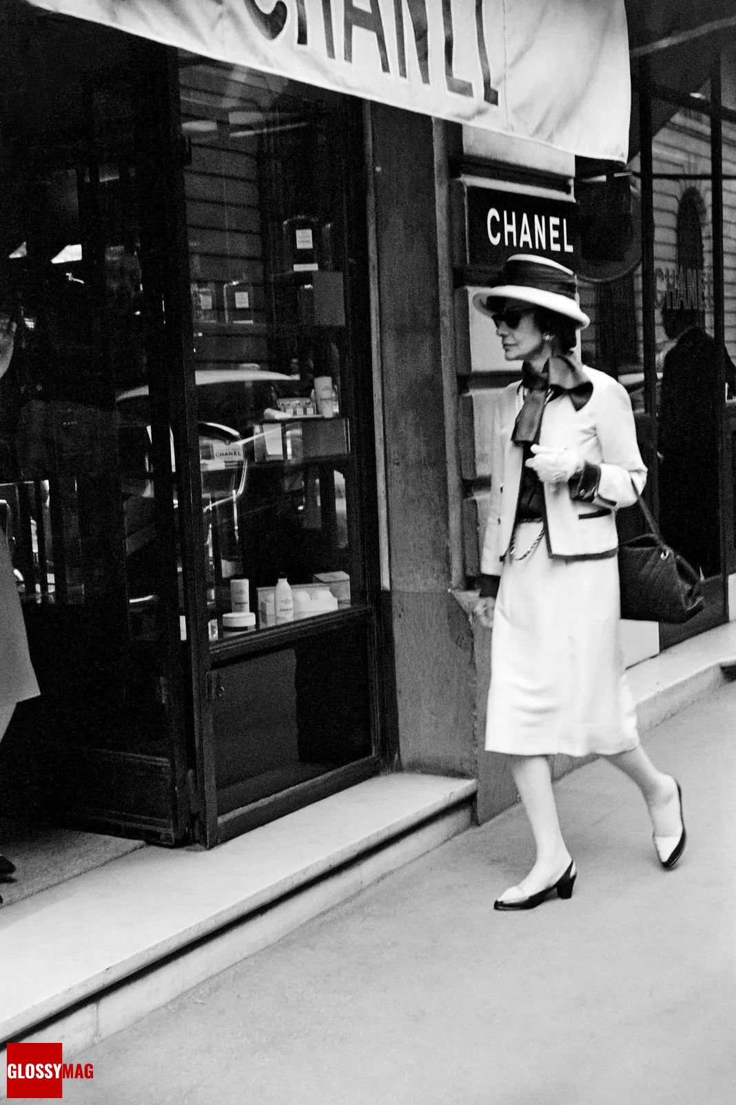 Коко Шанель заходит в бутик Chanel на улице Камбон