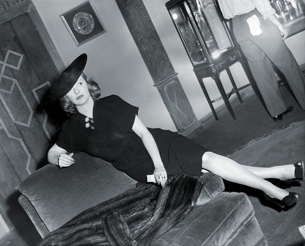 Королева экрана Бетт Дэвис (1908–1989) во время съемок фильма «Украденная жизнь».