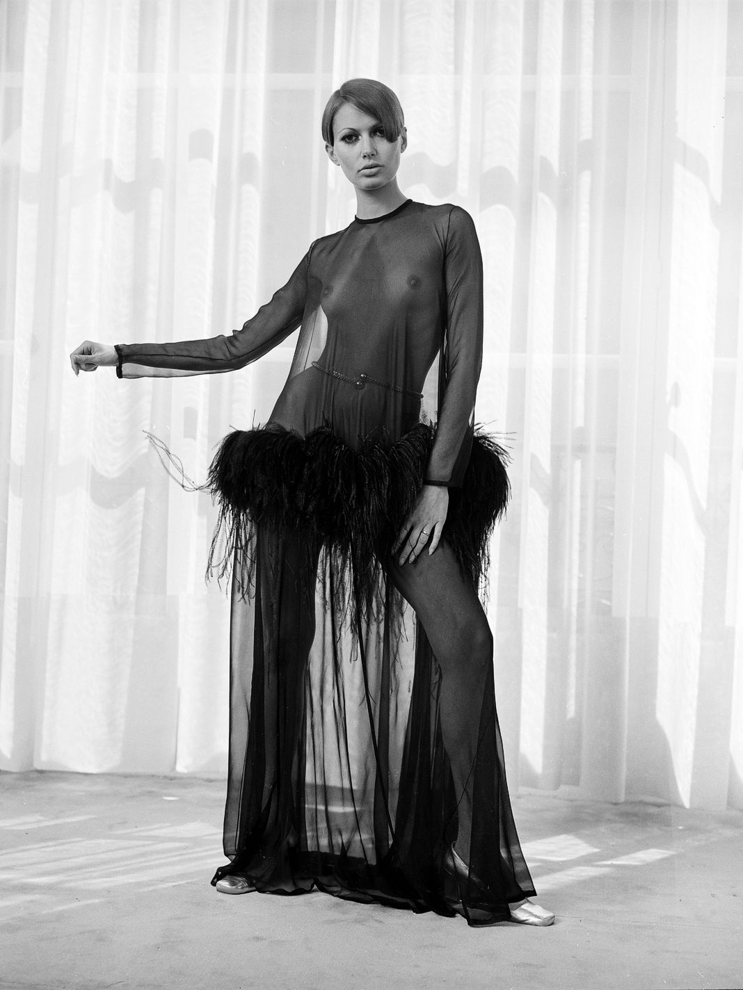 Манекенщица в длинном платье Yves Saint Laurent.