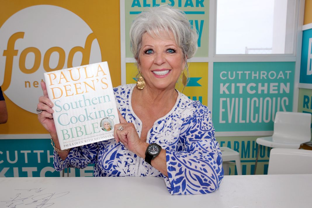 Паула Дин подписывает подписывает экземпляры своей новой книги