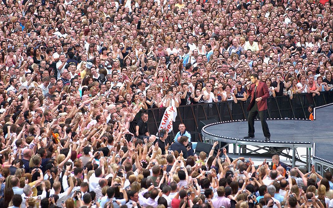 Певец Джордж Майкл дает первый концерт на стадионе Уэмбли.