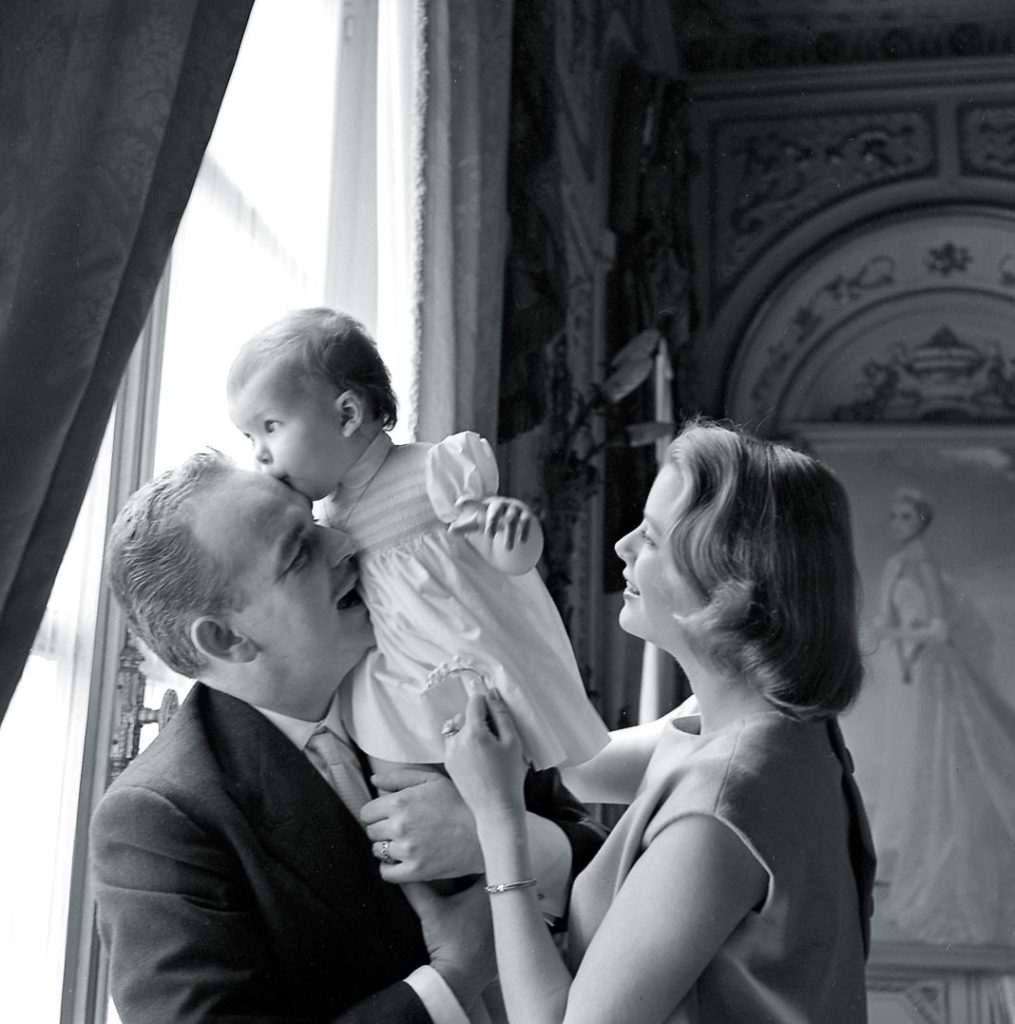 Принцесса Каролина на руках у своего отца принца Ренье
