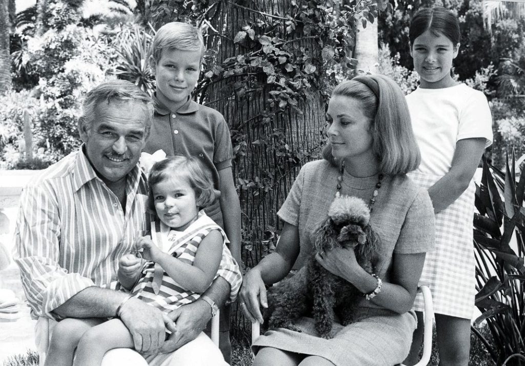 Ренье с супругой и детьми, Каролиной и Альбертом.