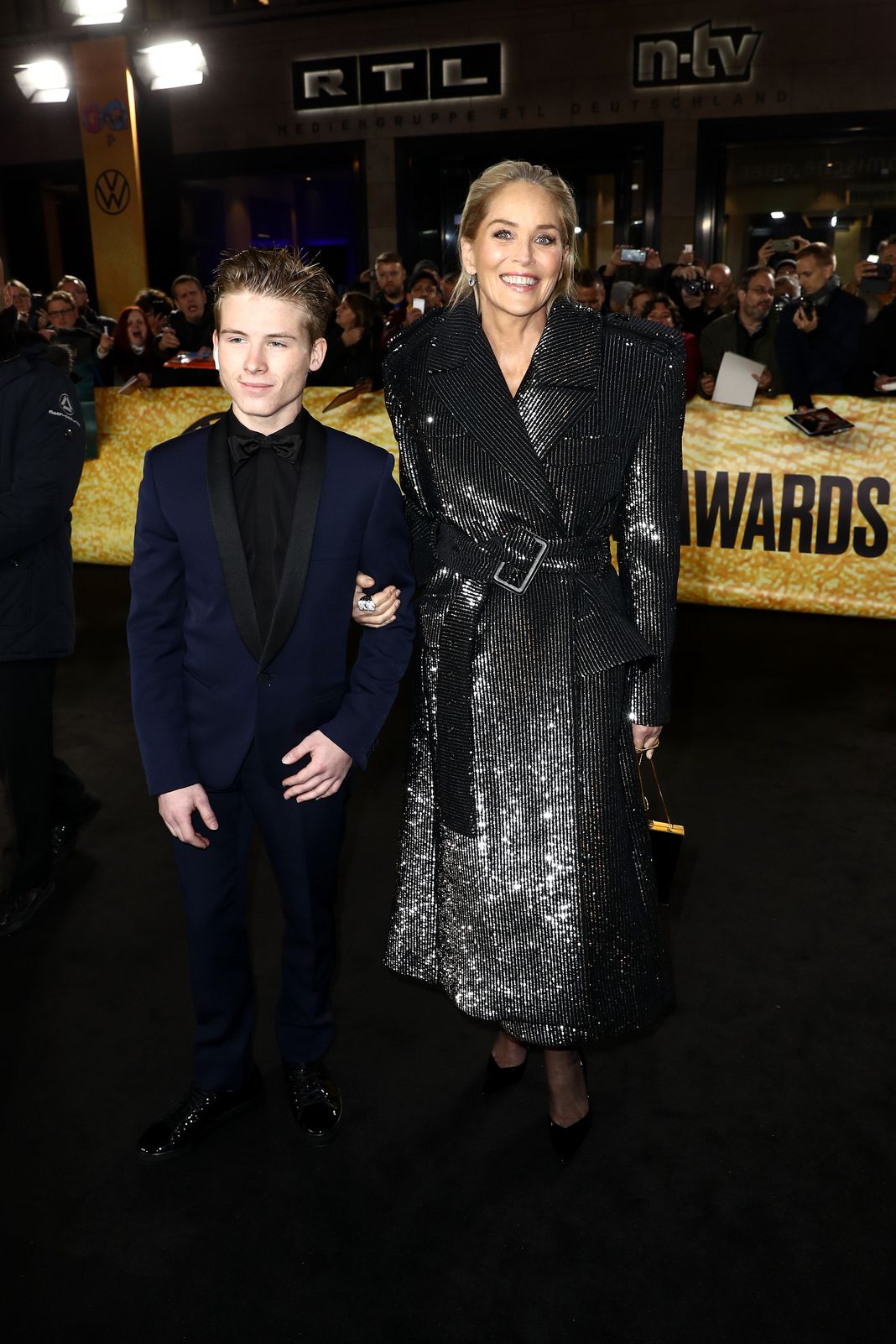 Шэрон Стоун и ее сын Роан Бронштейн на 21-й церемонии вручения награды GQ Men of the Year.