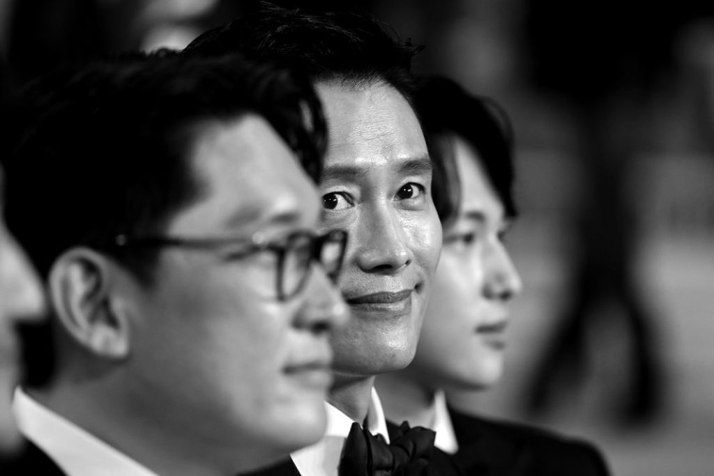 Сон Кан Хо, Хан Джэ-рим, Ли Бён Хон на премьере фильма «Чрезвычайная ситуация» в рамках 74-го ежегодного Каннского кинофестиваля, 16 июля 2021 г.
