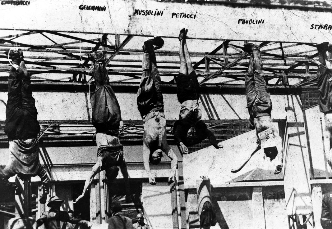 Труп лидера итальянских фашистов Бенито Муссолини.