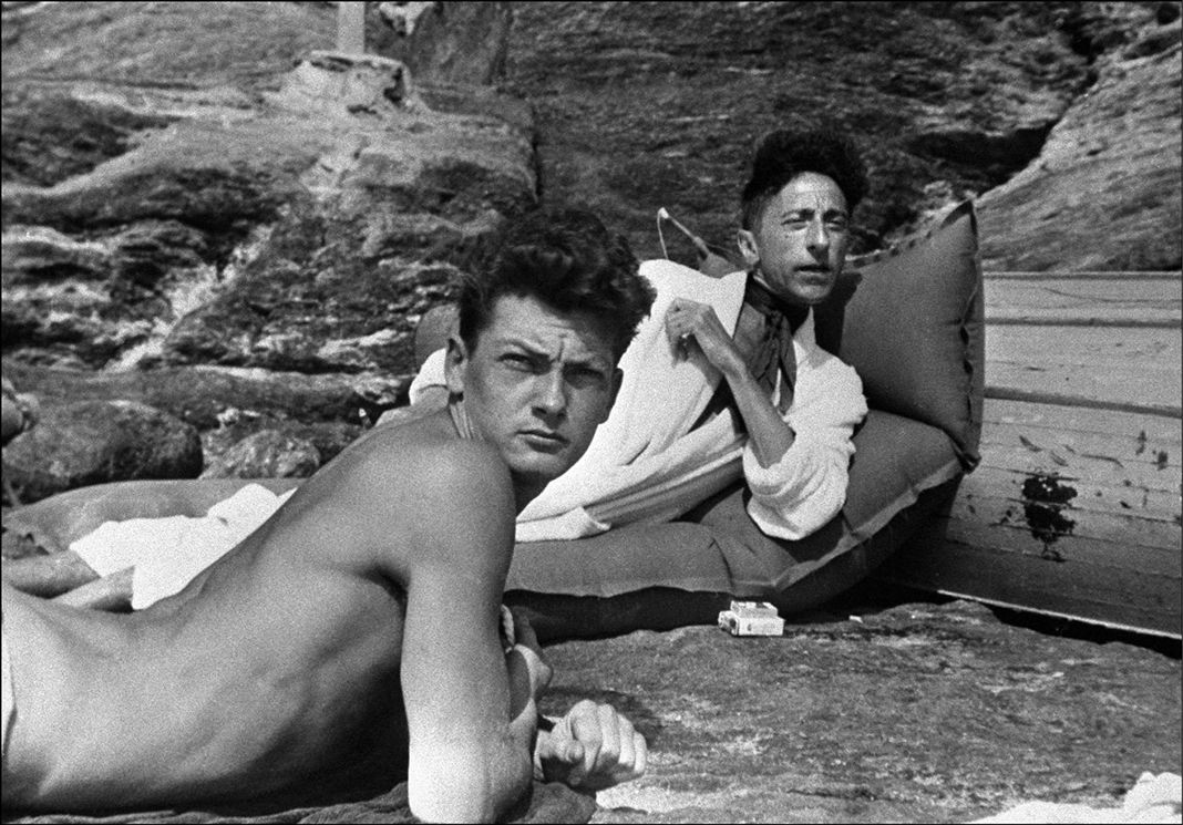 Жан Маре и Жан Кокто на пляже во время отпуска в Прамускье.