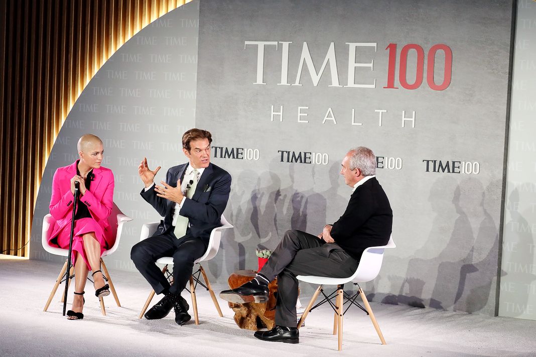 Сельма Блэр, доктор Мехмет Оз и доктор Дэвид Агус выступают на сцене во время саммита TIME 100 Health Summit