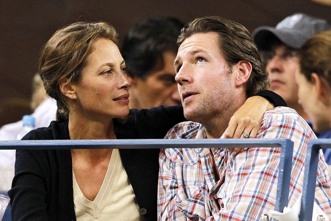 Актер Эдвард Бернс и его жена Кристи Терлингтон наблюдают за матчем между Сереной Уильямс и Кэролайн Возняцки.
