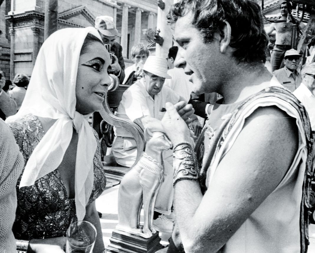 Актеры и супруги Ричард Бертон и Элизабет Тейлор беседуют на съемках фильма «Клеопатра».