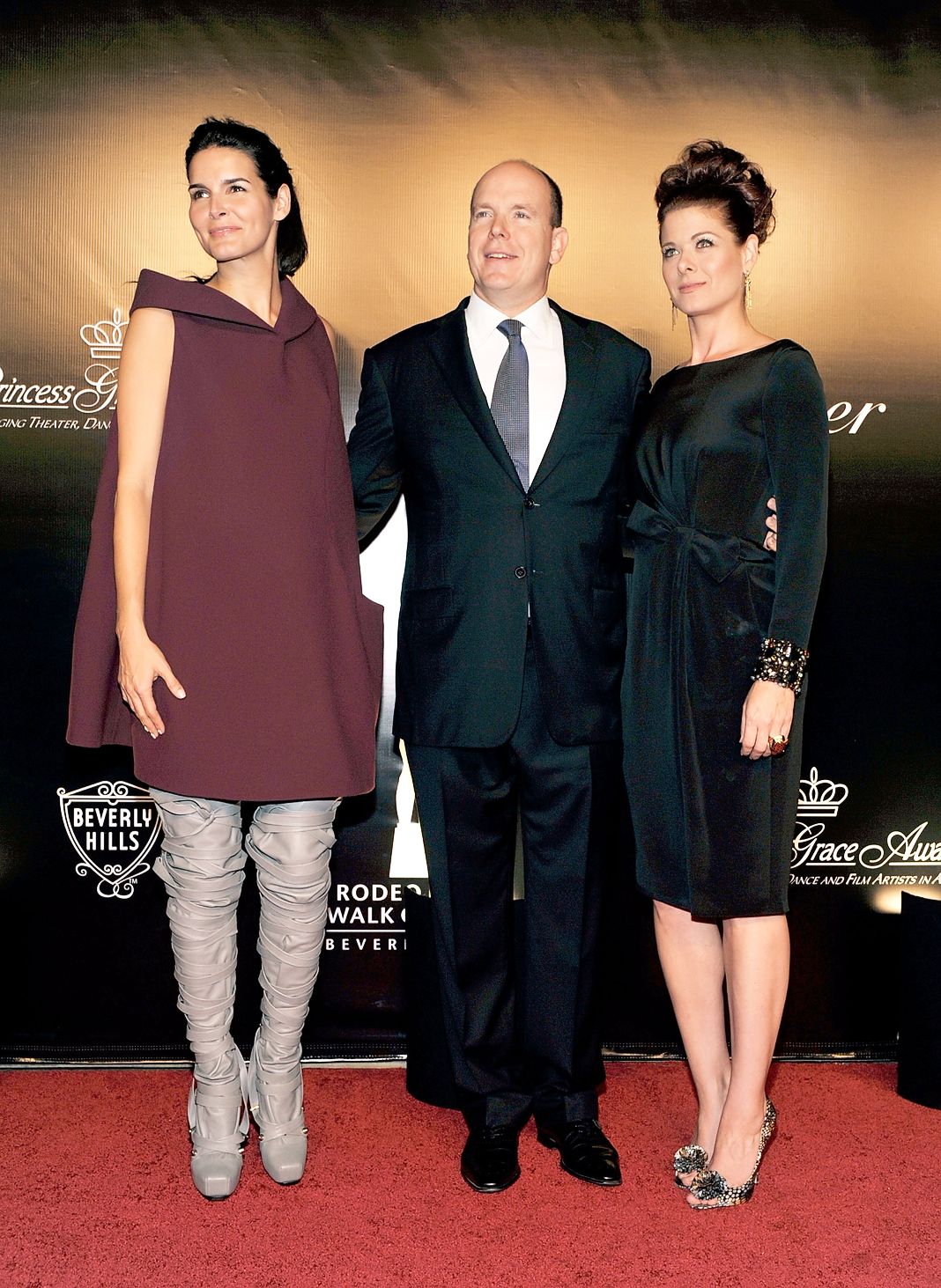 Актриса Энджи Хармон, принц Монако Альбер II и актриса Дебра Мессинг на Родео-Драйв Walk Of Style