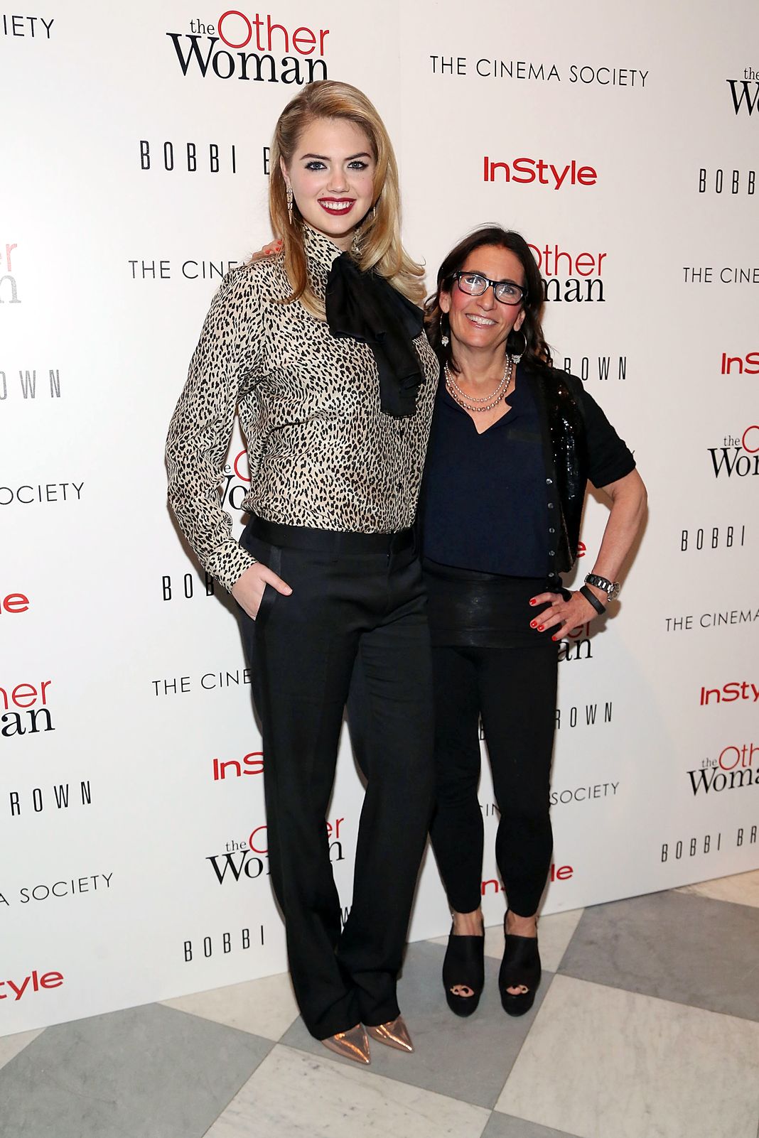 Актриса / модель Кейт Аптон и визажист Бобби Браун на показе InStyle «Другая женщина».