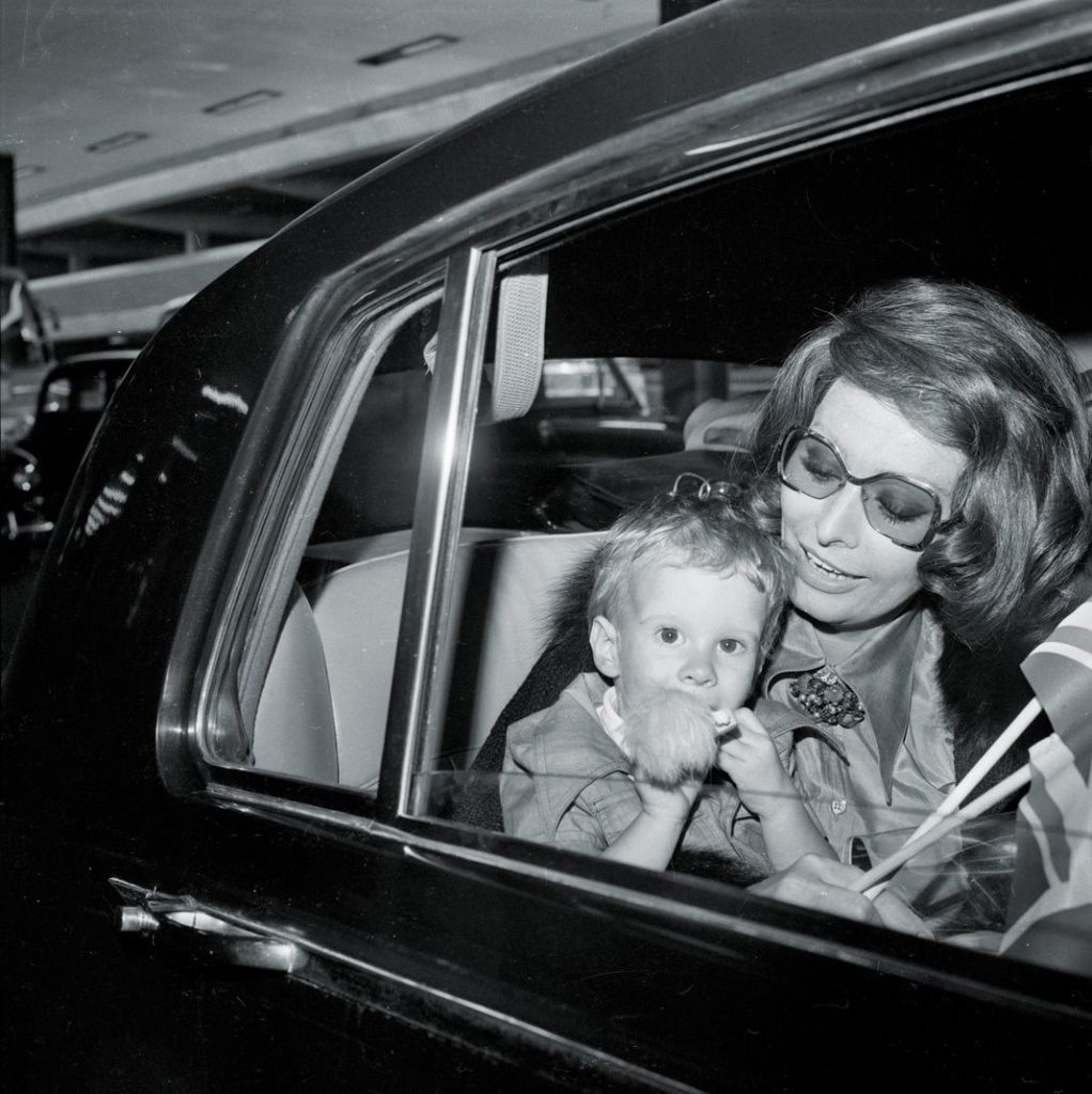Актриса Софи Лорен в аэропорту Лондона со своим младшим сыном Эдоардо Понти.