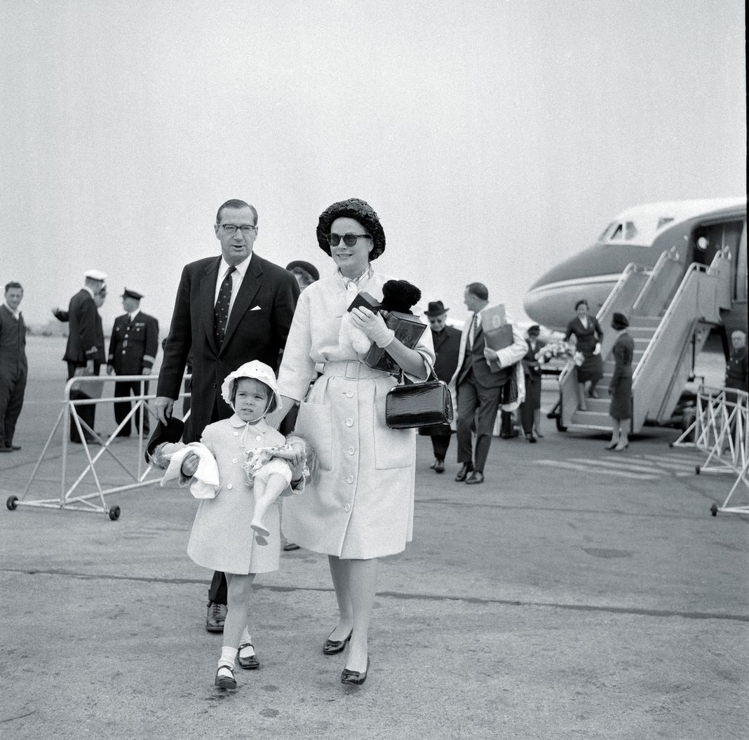 Американская актриса Грейс Келли, принцесса Монако, в аэропорту Хитроу со своей дочерью Каролиной, принцессой Ганноверской.