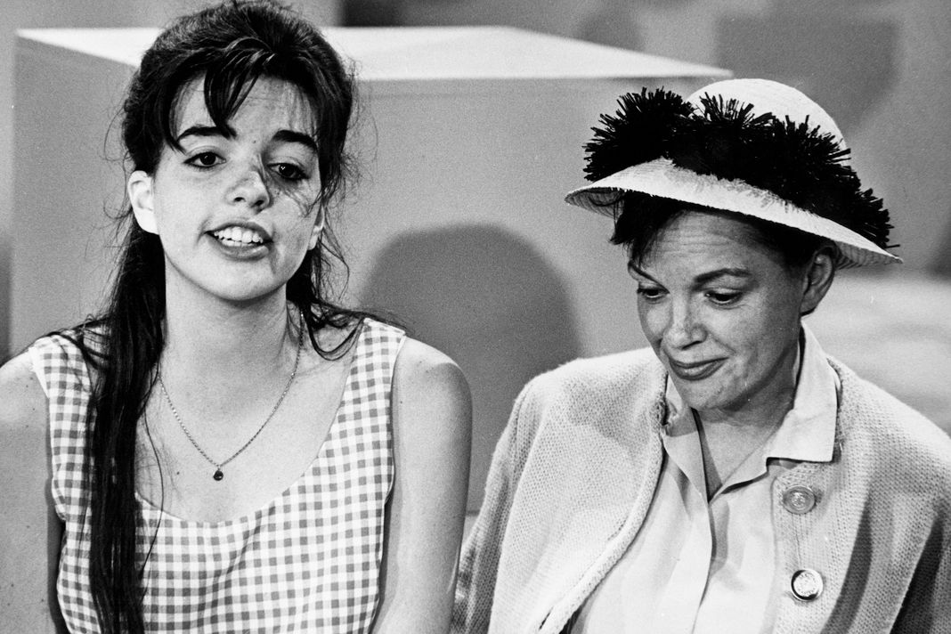 Американская киноактриса и певица Джуди Гарленд (справа) со своей дочерью Лайзой Миннелли, примерно 1960 г. 