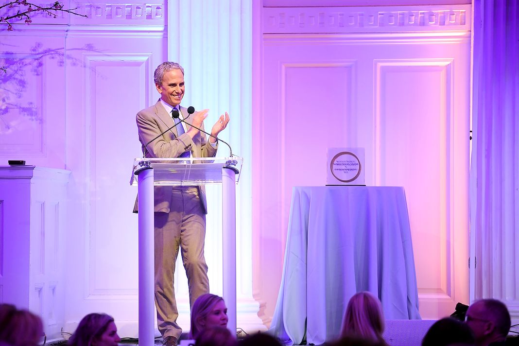 Боб Рот на церемонии вручения премии фонда Дэвида Линча «Women of Vision Awards»