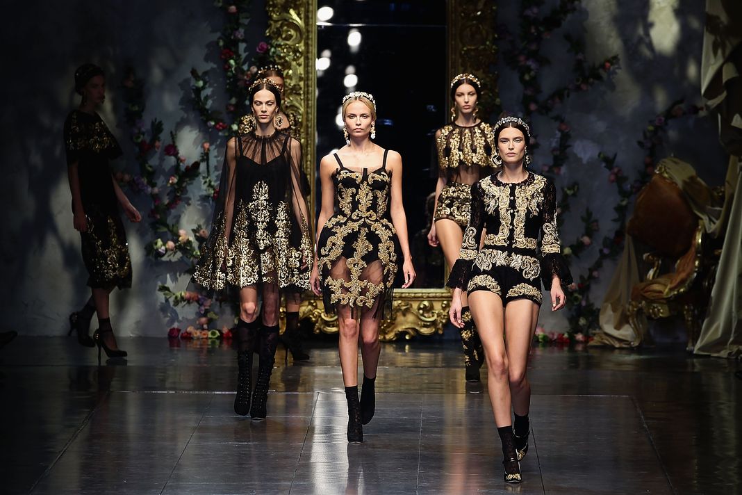 Бьянка Балти и Наташа Поли идут по подиуму на показе коллекции Dolce & Gabbana.