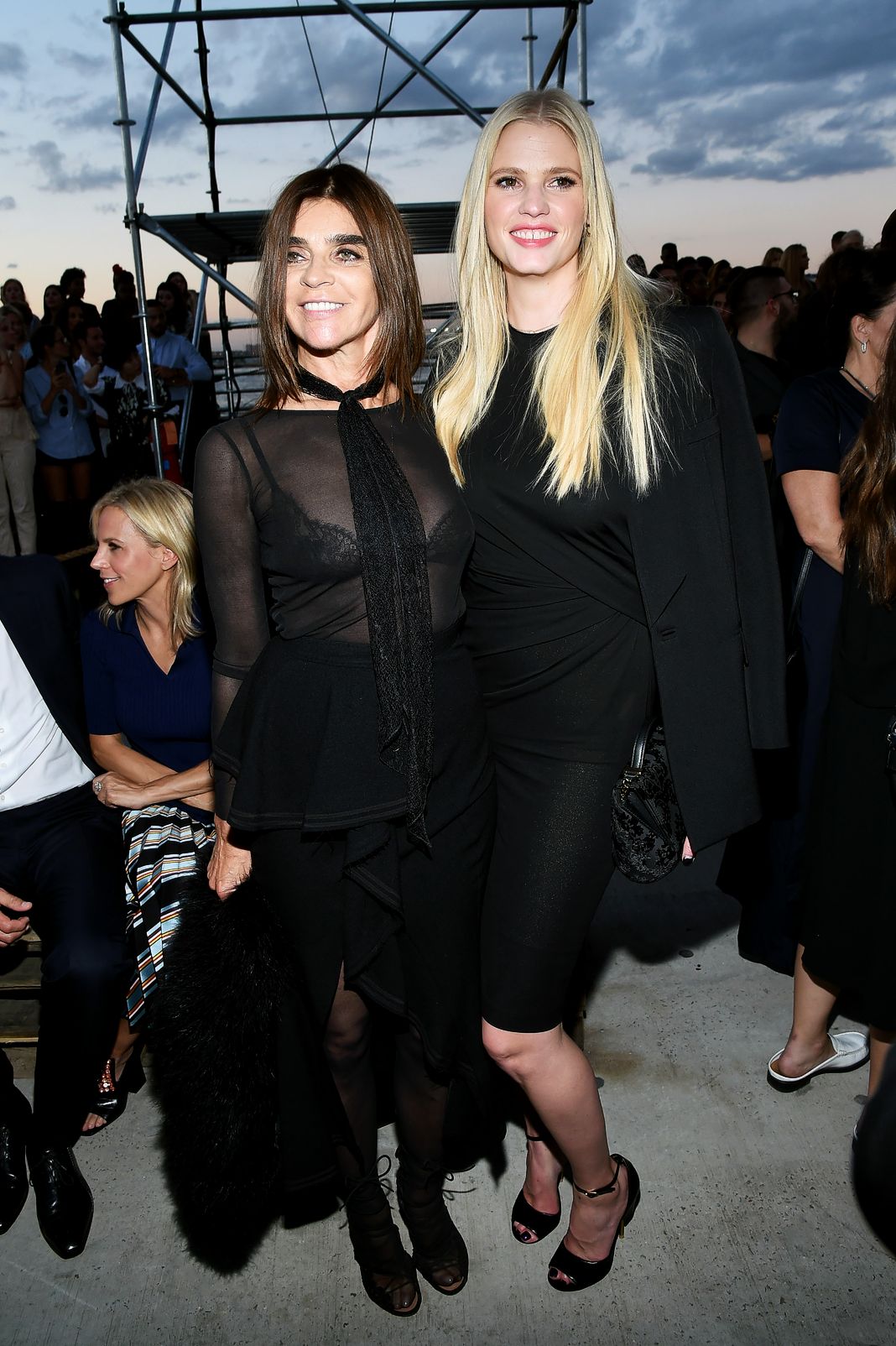 Бывший главный редактор Vogue Paris Карин Ройтфельд и модель Лара Стоун на показе мод Givenchy во время Недели моды в Нью-Йорке.