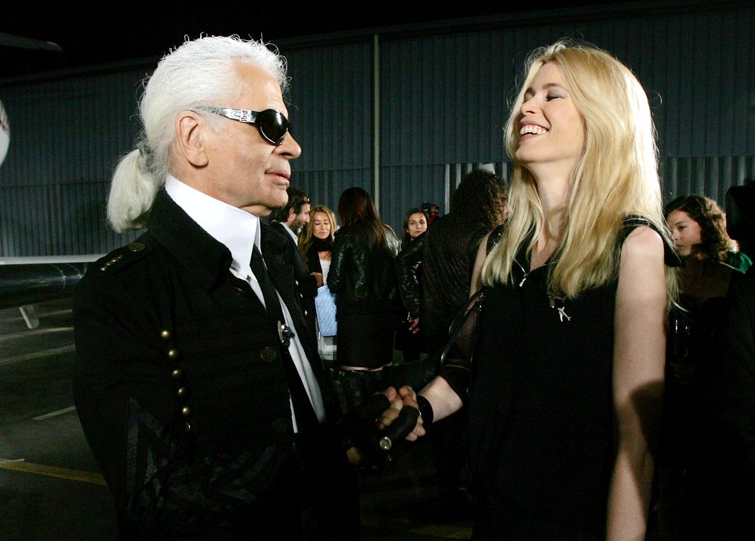 Дизайнер Карл Лагерфельд и модель Клаудия Шиффер посещают круизное шоу Chanel 2007.