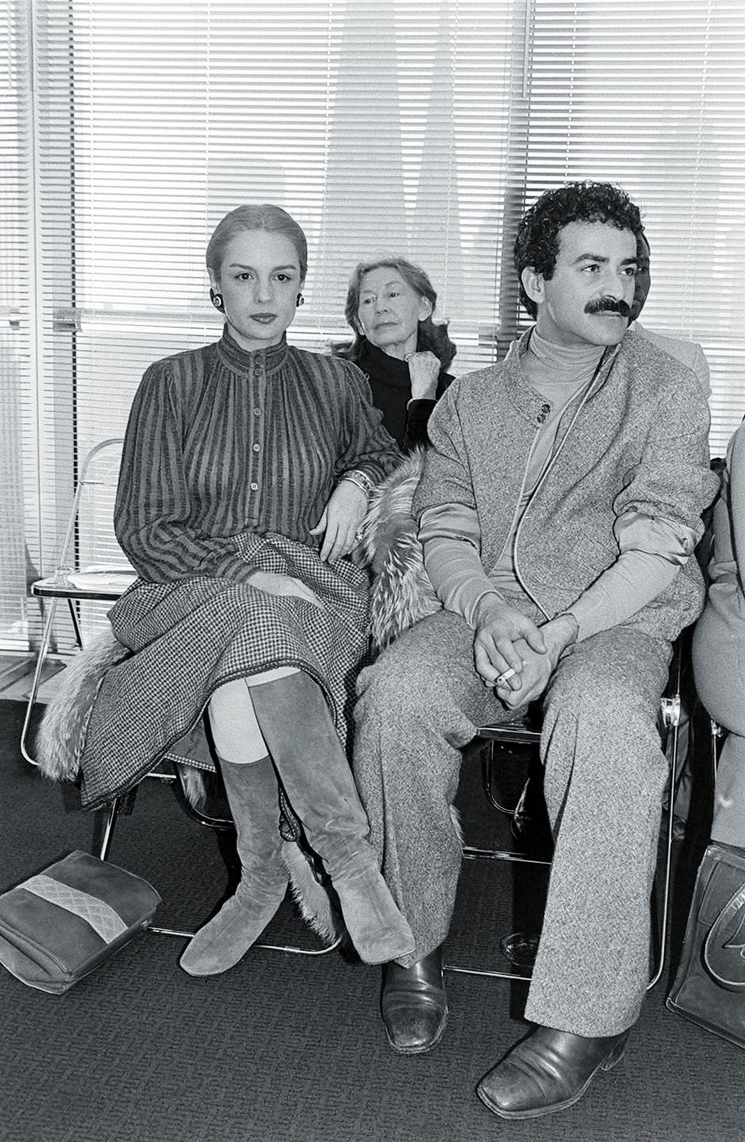 Дизайнер Каролина Эррера и художник Виктор Гюго сидят в первом ряду во время презентации моды Халстона.