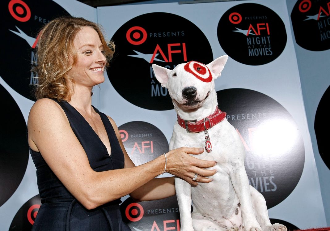 Джоди Фостер с бультерьером Bullseye — официальным талисманом корпорации Target на AFI's Night At The Movies