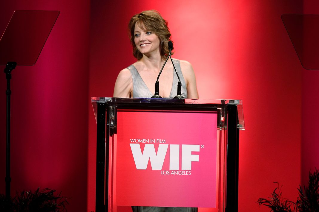 Джоди Фостер выступает на сцене на церемонии вручения наград Women In Film 2009