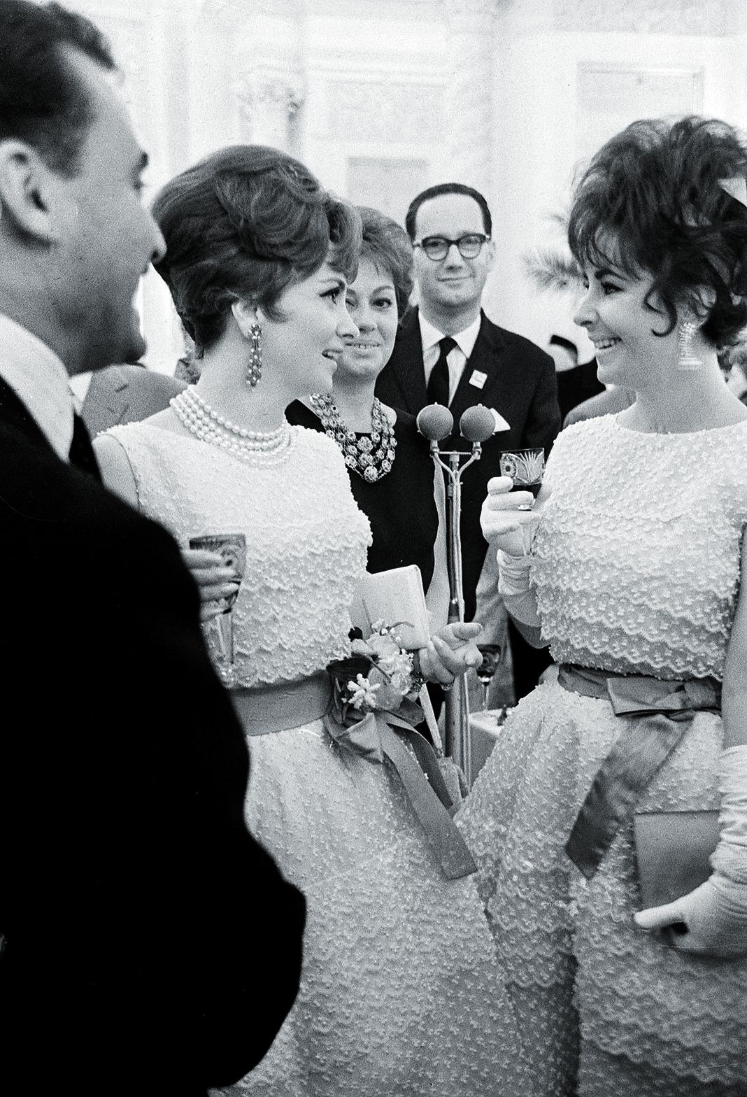 Элизабет Тейлор и Джина Лоллобриджида во время приема на II Московском международном кинофестивале
