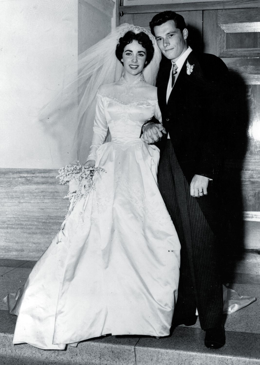 Элизабет Тейлор и хозяин гостиницы Конрад Хилтон после свадьбы в Голливуде.