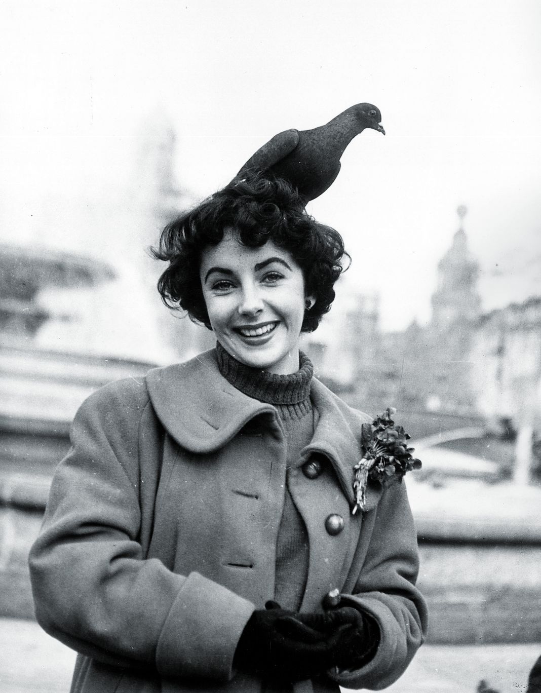 Элизабет Тейлор кормит голубей на Трафальгарской площади.