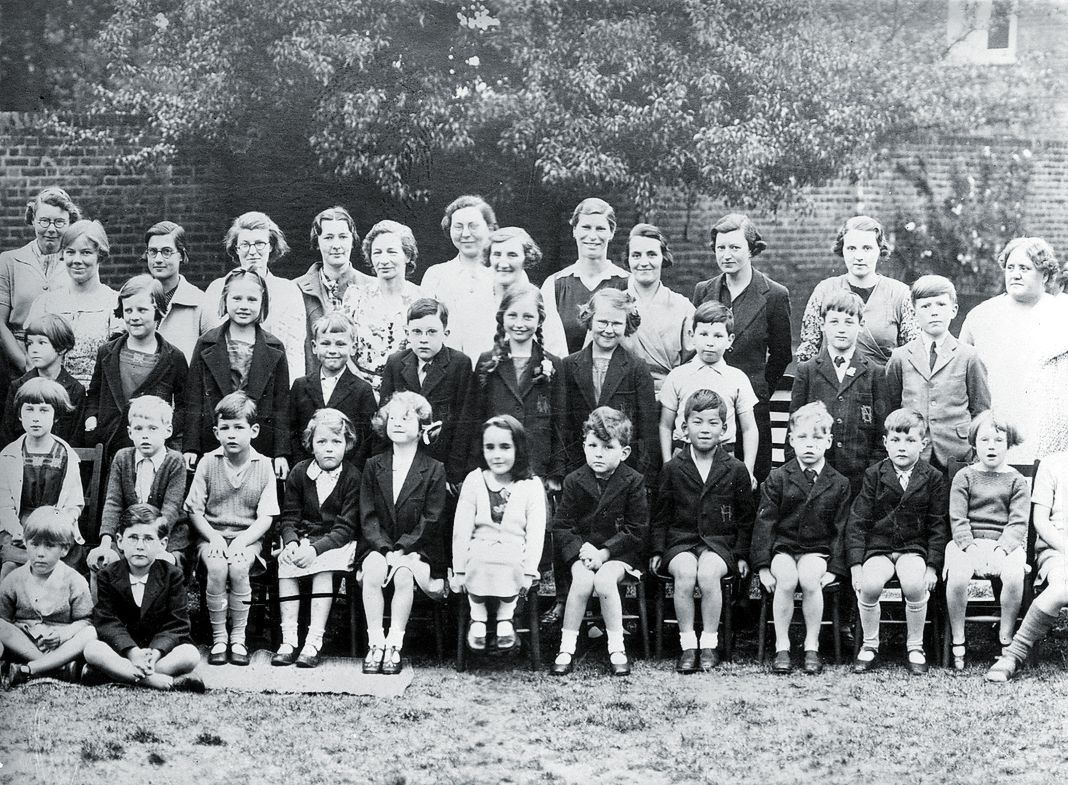Элизабет Тейлор (в первом ряду в центре) с одноклассниками.
