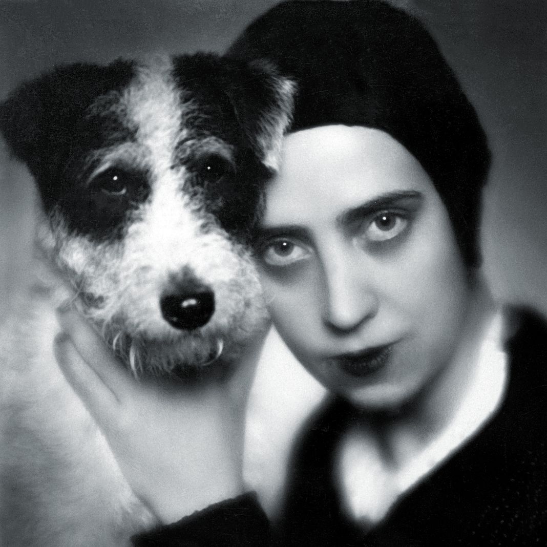Эльза Скиапарелли со своей собакой