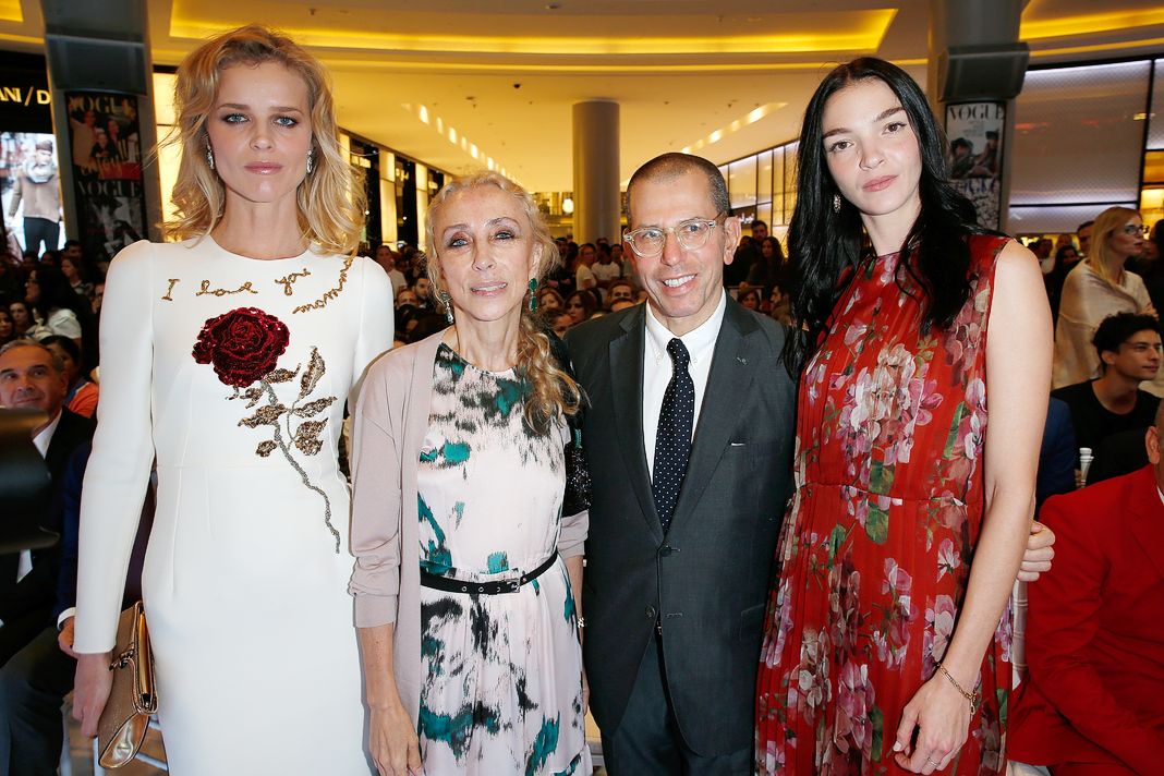 Ева Герцигова, главный редактор Vogue Italia Франка Соццани, Джонатан Ньюхаус и Мариакарла Босконо на показе Talents Fashion.