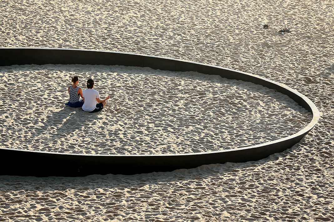Фото: Andrew Hankin. Люди медитируют на выставке Sea exhibition на пляже Тамарама в Сиднее, 23 октября 2014 г.