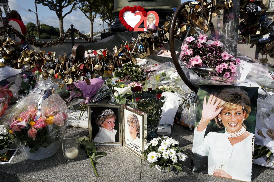 Фотографии, цветы и послания, посвященные 20-летию со дня смерти леди Дианы, украшают постамент статуи Пламя Свободы
