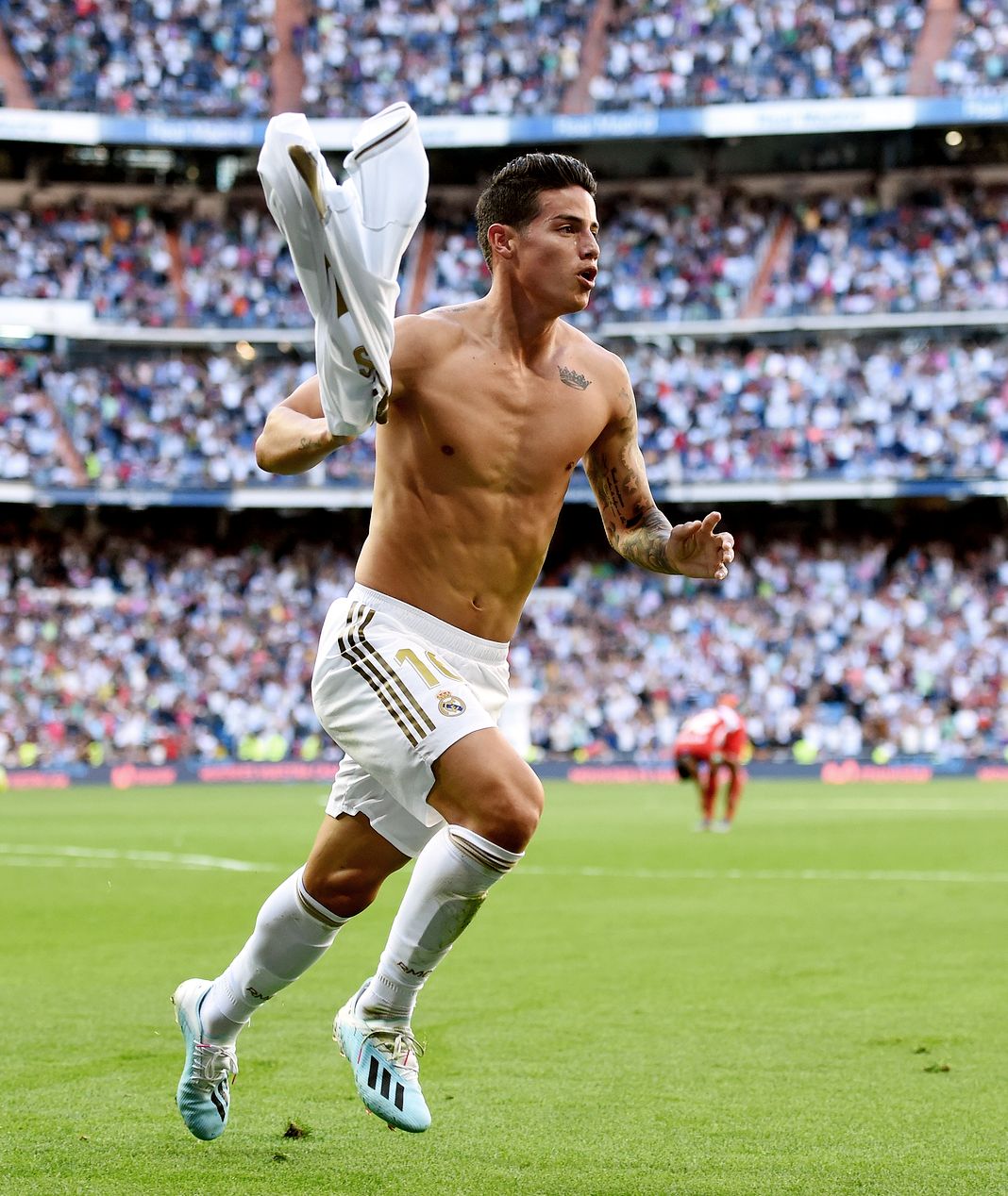 Хамес Родригес из мадридского «Реала» празднует победу, забив 4-й гол во время матча Лиги Чемпионов между «Реалом» и «Гранадой»