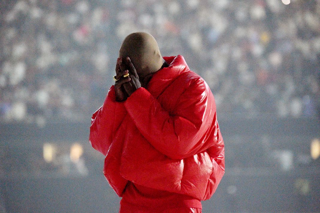 Канье Уэст слушает альбом «Donda by Kanye West» в Атланте