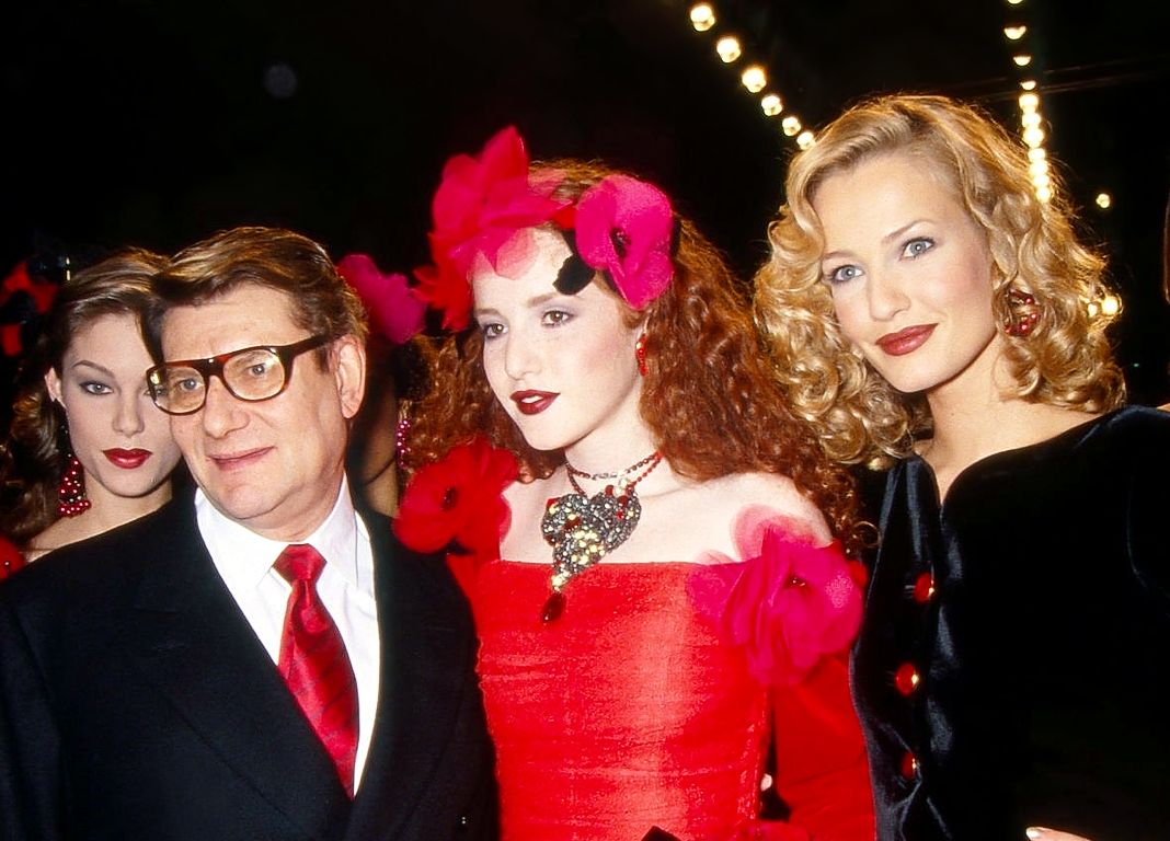 Ив Сен-Лоран, Карен Мюлдер с моделями после шоу Saint Laurent Ready to Wear AW 1994-95
