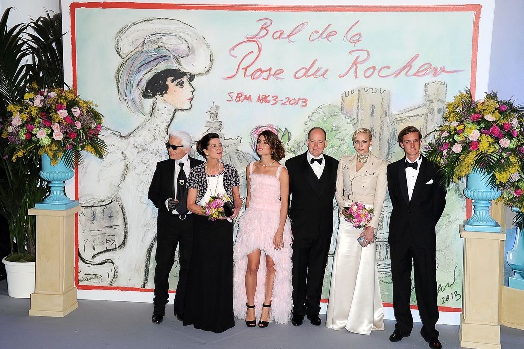 Карл Лагерфельд, принцесса Каролина Ганноверская, Шарлотта Казираги, принц Монако Альбер II, принцесса Монако Шарлен и Пьер Казираги посещают Bal De La Rose Du Rocher.