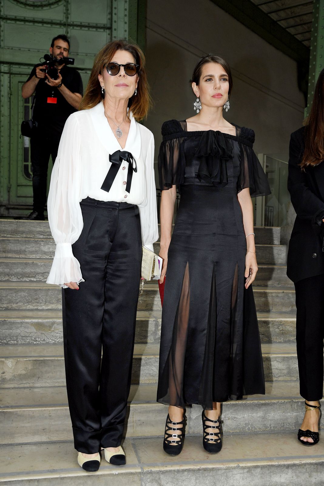 Каролина Ганноверская и Шарлотта Казираги перед церемонией посвящения Карлу Лагерфельду.