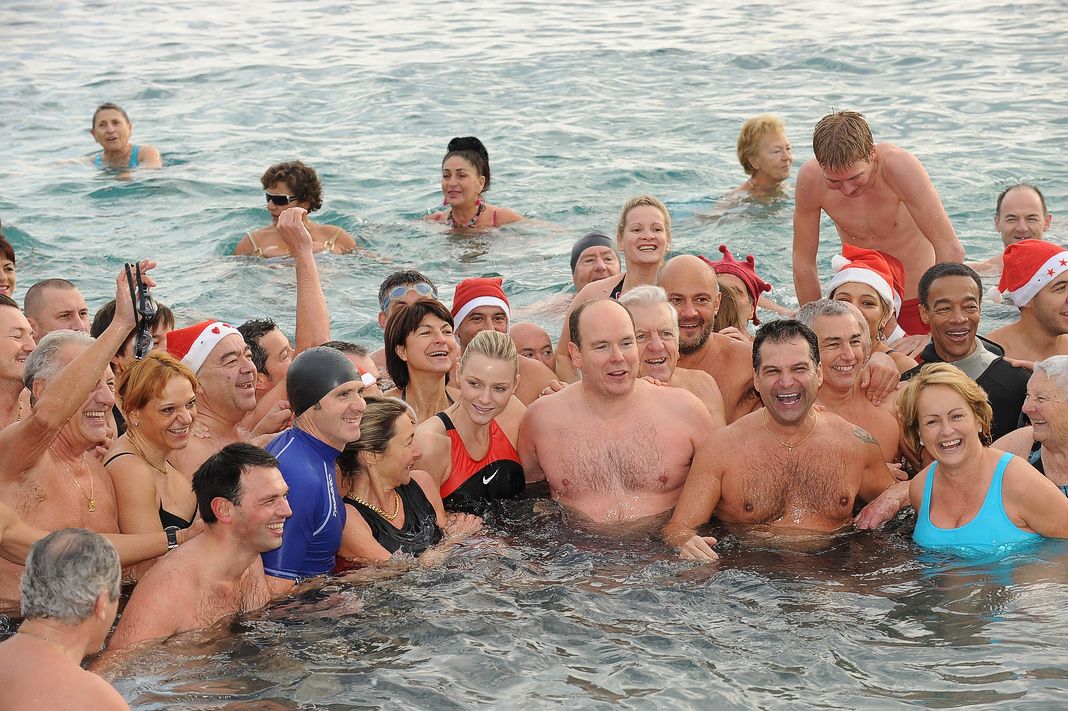 Князь Монако Альбер II и Шарлин Уиттсток во время ежегодного благотворительного рождественского заплыва