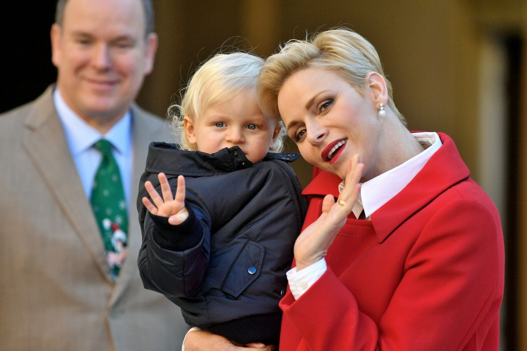 Князь Монако Альбер II, принц Монако Жак и принцесса Монако Шарлен на ежегодной раздаче рождественских подарков