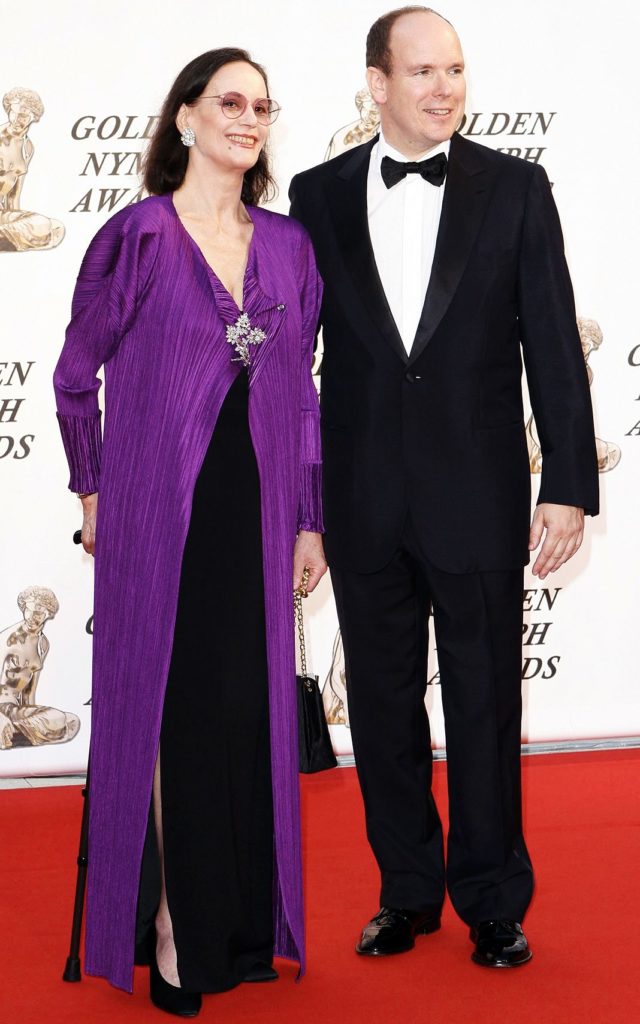 Князь Монако Альбер II с французской актрисой Клодин Оже на красной дорожке перед церемонией закрытия 46-го ежегодного телевизионного фестиваля